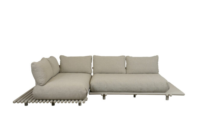 Sticks Lounge mit zwei Elementen mit Alu Gestell in sand und Kissen in Desert sand von Cane-line.