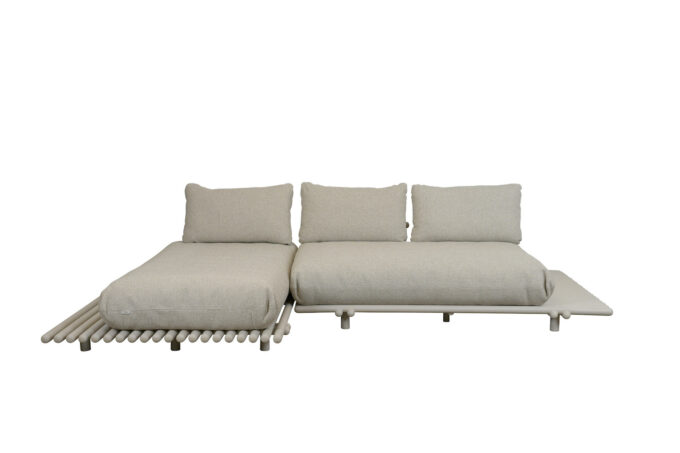 Sticks Lounge mit zwei Elementen mit Alu Gestell sand und Desert sand Kissen von Cane-line.
