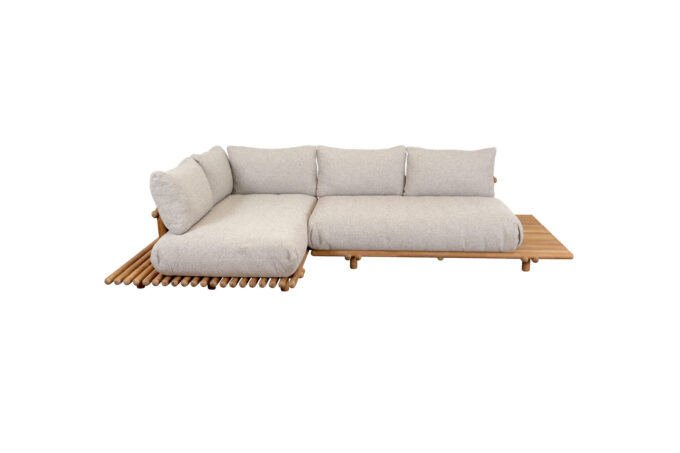 Sticks Lounge von Cane-line mit Teak Gestell und Kissen in Desert sand.