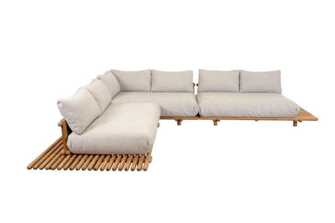 Sticks Lounge mit drei Elementen. Teak Gestell und Desert sand Kissen von Cane-line.