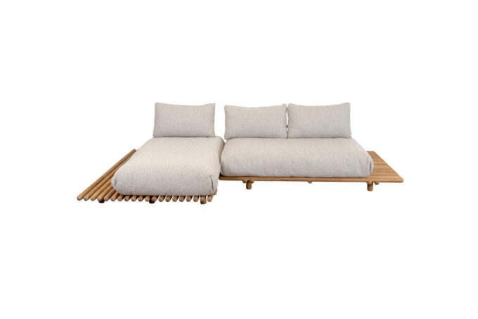 Desert sand Kissen auf dem Teak Gestell der Sticks Lounge von Cane-line.