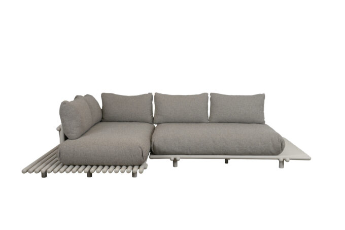 Sticks Lounge mit Alu Gestell sand und hellbraunen Kissen von Cane-line.