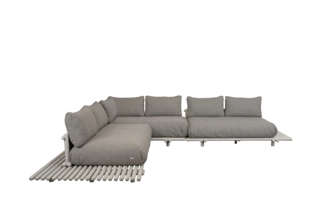 Von Cane-line drei Elemente der Sticks Lounge mit Alu Gestell sand und hellbraune Kissen.