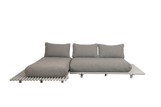 Hellbraunes Kissen auf dem Alu Gestell sand ergibt die Sticks Lounge von Cane-line.