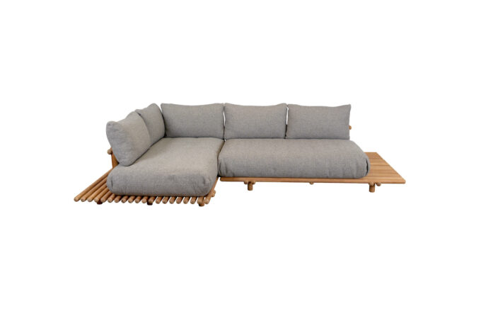 Von Cane-line die Sticks Lounge mit Teak Gestell und hellbraunen Kissen.