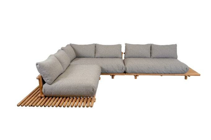 Sticks Lounge von Cane-line mit Teak Gestell und hellbraunen Kissen.