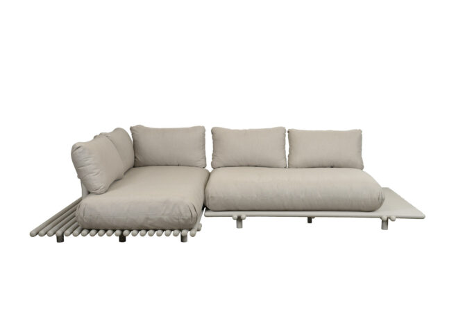 Kissen sand auf dem Alu Gestell sand der Sticks Lounge von Cane-line.