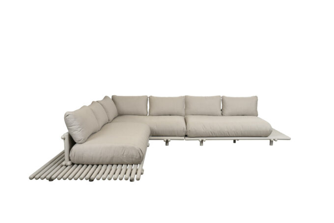 Von Cane-line die Sticks Lounge mit Alu Gestell sand und Desert Sand Kissen.