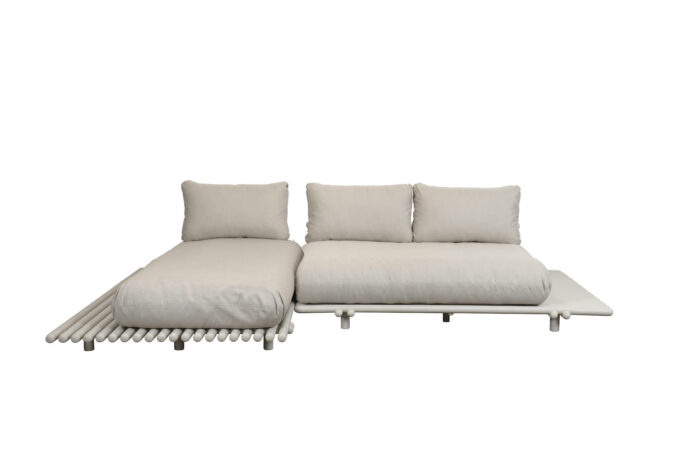 Desert sand Kissen auf dem Alu Gestell sand der Sticks Lounge von Cane-line.