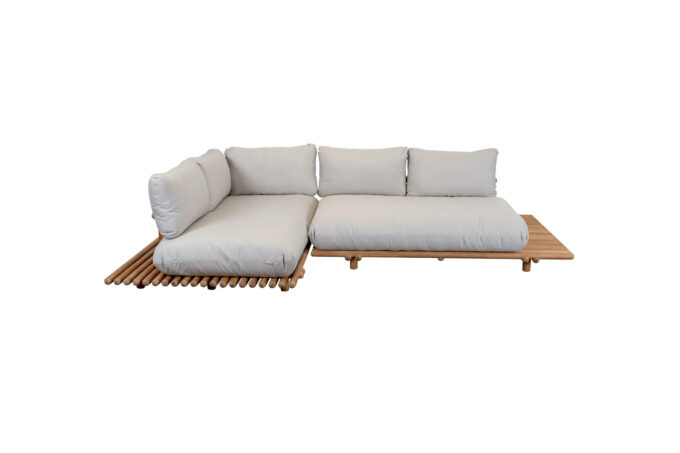 Die Sticks Lounge mit zwei Elementen mit Teak Gestell und desert sand Kissen.