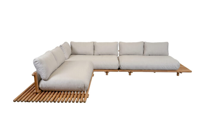 Drei Elemente der Sticks Lounge von Cane-line mit Teak Gestell und Desert sand Kissen.