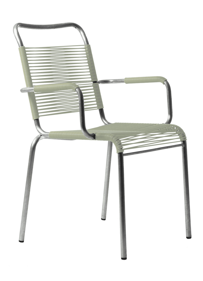 Von Manufakt der Spaghetti Stuhl Bättig 10a mit Armlehne in heugrün.