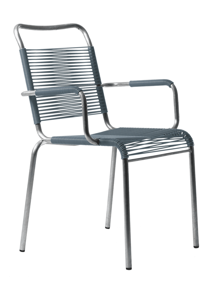 Hellgrauer Spaghetti Stuhl Bättig 10a mit Armlehne von Manufakt.