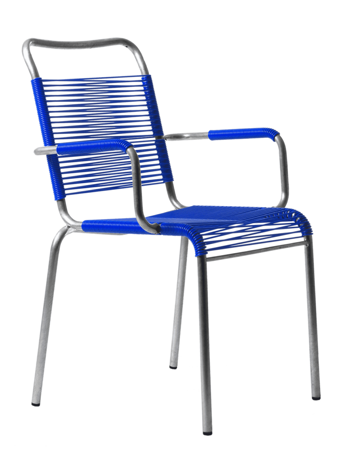 In Signalblau der Spaghetti Stuhl Bättig 10a mit Armlehne von Manufakt.