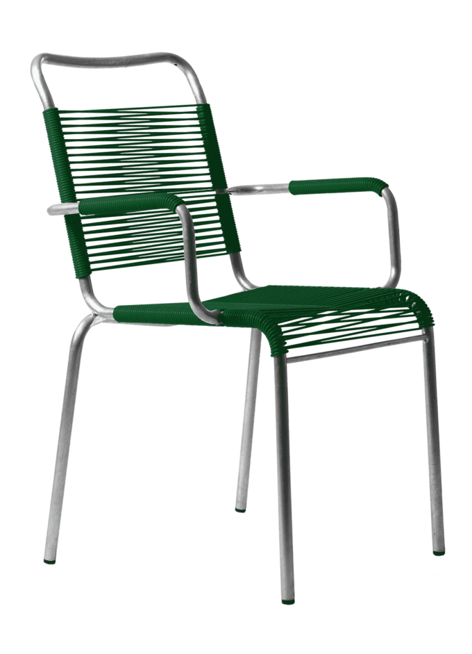 In Tannengrün der Bättig 10a mit Armlehne Spaghetti Stuhl von Manufakt.