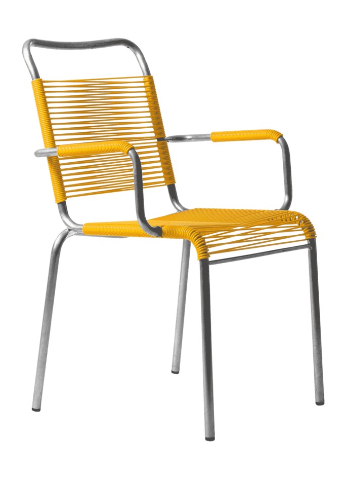 Von Manufakt der Spaghetti Stuhl Bättig 10a mit Armlehne in Verkehrsgelb.